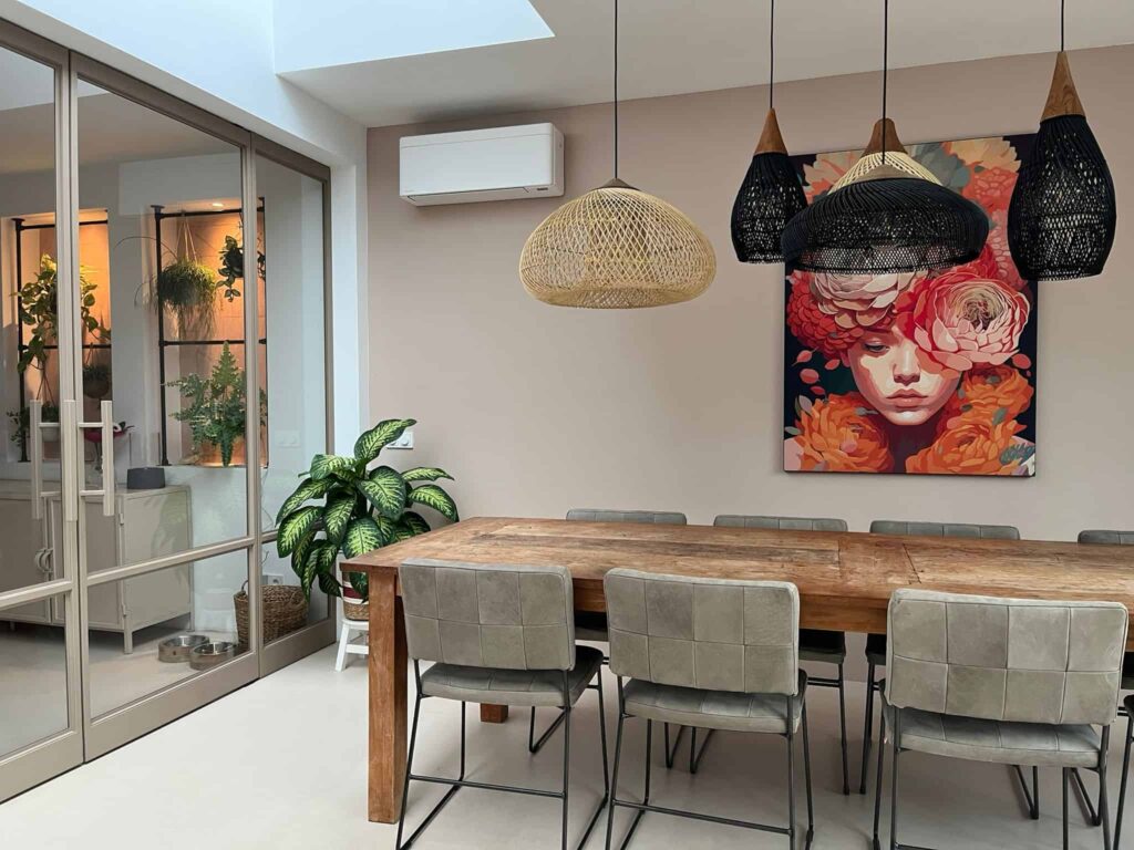 Wandmodel airco boven de eettafel in een woonkamer, geplaatst door Aircobrabant